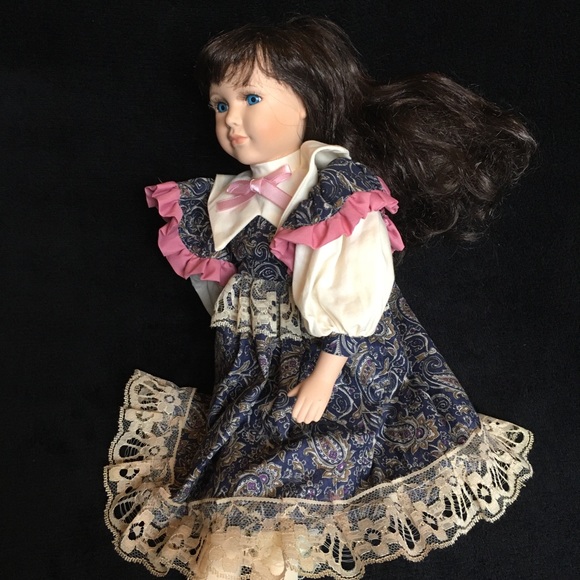VINTAGE Porcelain Doll - Picture 8 of 16